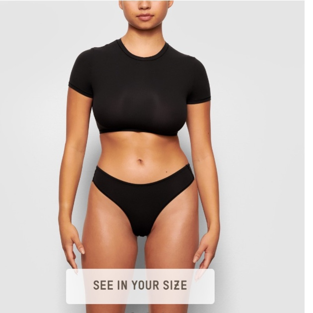 SKIMS Black  fits everybody super cropped T-shirt